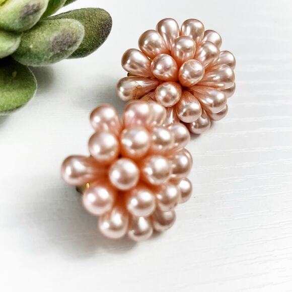 Vintage Pink Faux Pearl Mid-Century Clip Earrings - Picture 3 of 4